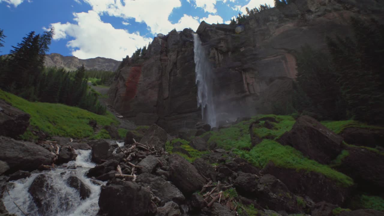 spray de niebla tellururo velo de la novia cae cascada paso de oso negro camino paisaje de colorado pan izquierda movimiento ouray ridgway caja cañón acantilado casa de energía hidroeléctrica 4wd senderismo cielo azul rocas arroyo ventoso