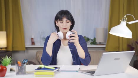 여성 학생이 향수를 스프레이하고 있습니다.