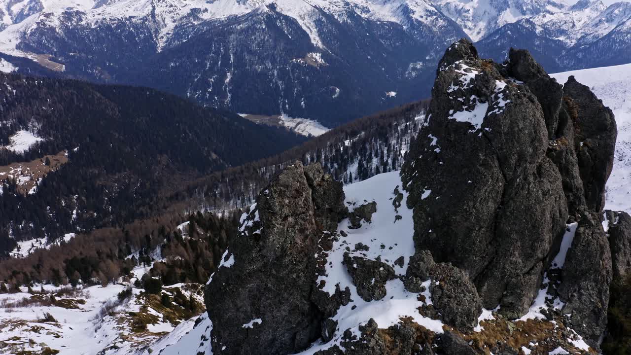 impresionante vista del valle desde forcella maddalena en la cordillera de lagorai, vista de pájaro