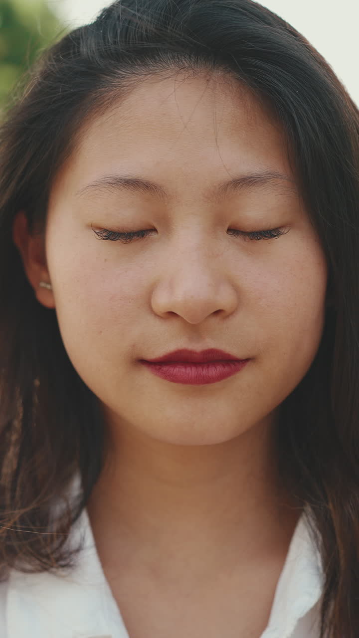Potret close-up seorang wanita Asia yang cantik