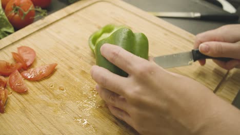 paprika verde fresca se está preparando en una tabla de madera para comer