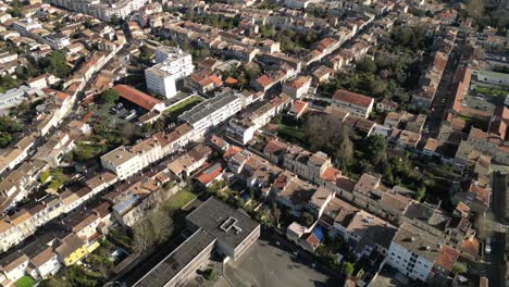 áreas residenciales cerca del centro de la ciudad de burdeos francia, vista aérea hacia abajo