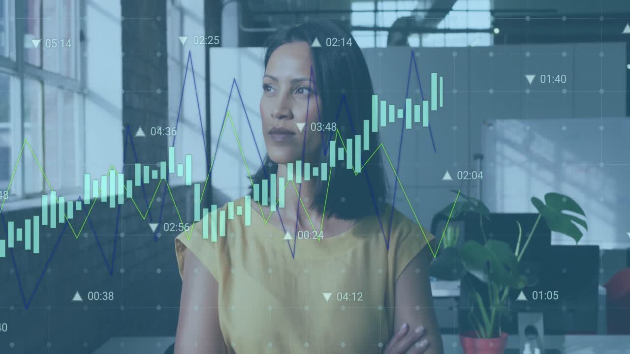 animación del procesamiento de datos estadísticos contra el retrato de una mujer biracial sonriendo en la oficina