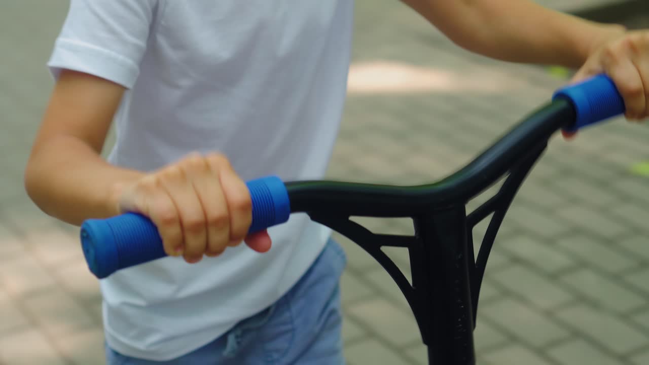 un niño monta un scooter en un parque de la ciudad 04