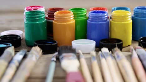 pintura de acuarela con pinceles