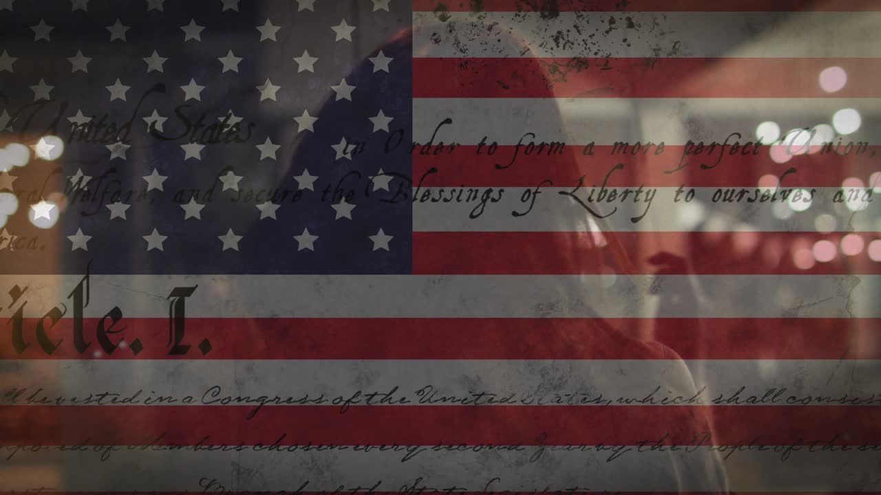 animación de la bandera estadounidense sobre un grupo diverso de amigos celebrando con chispas