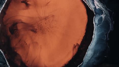 abajo las olas abriendo la textura superior de tinta de pintura naranja con tinta de pintura bajo el agua