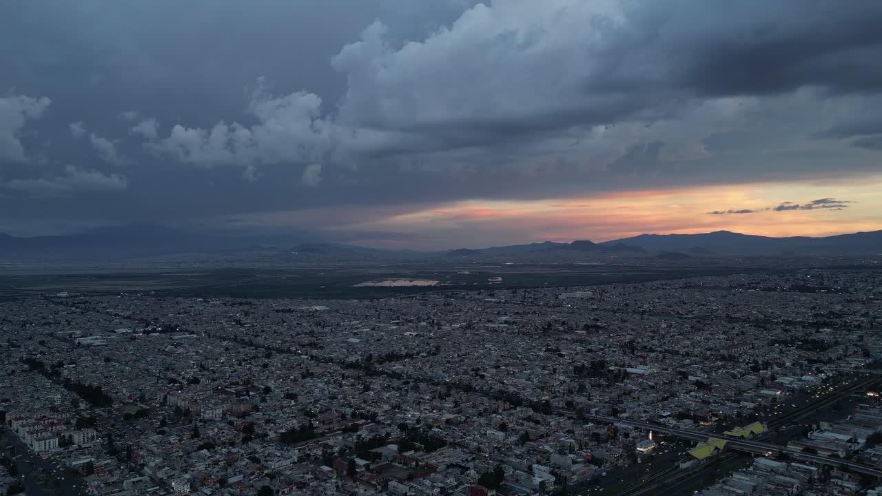panorama aéreo de ecatepec y su integración en el área metropolitana de cdmx
