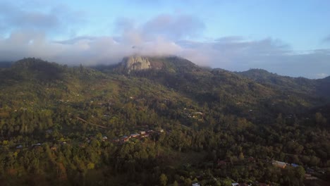 amanecer en las verdes colinas de taita, kenia