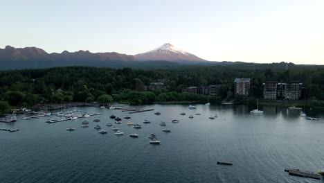 Vista-Aérea-Del-Volcán-Villarrica-En-Pucón-Con-Botes-Estacionados-En-El-Lago---Disparo-De-Drones