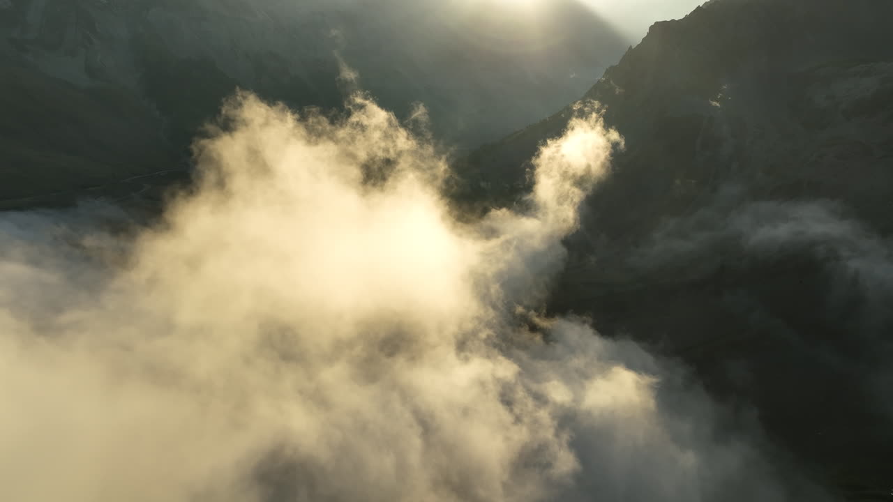 프랑스 알프스의 배경에 있는 산과 함께 구름 위의 신비로운 아침 풍경