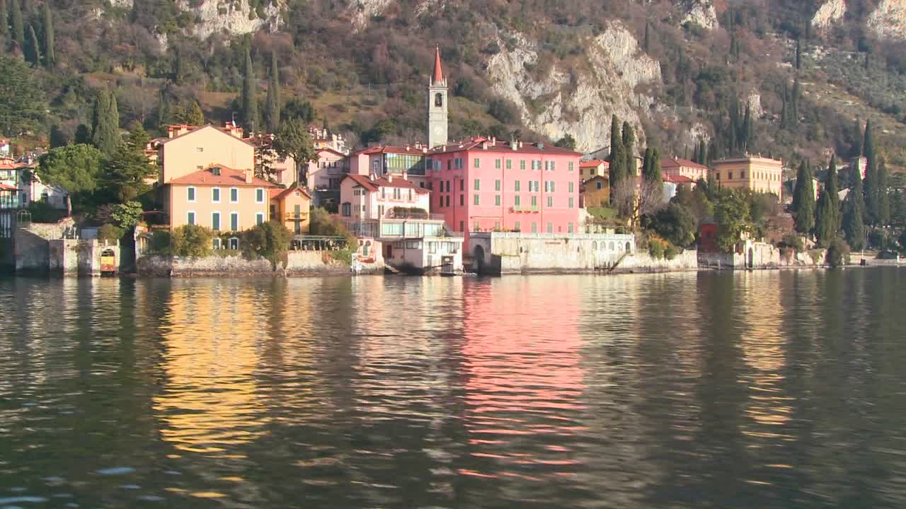 pov desde un barco a orillas del lago de como con la ciudad de varenna y los alpes italianos de fondo 1