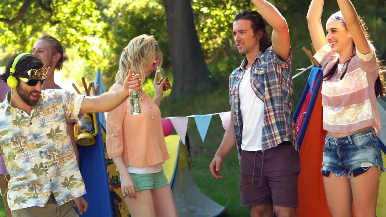 Grupo de amigos bailando juntos