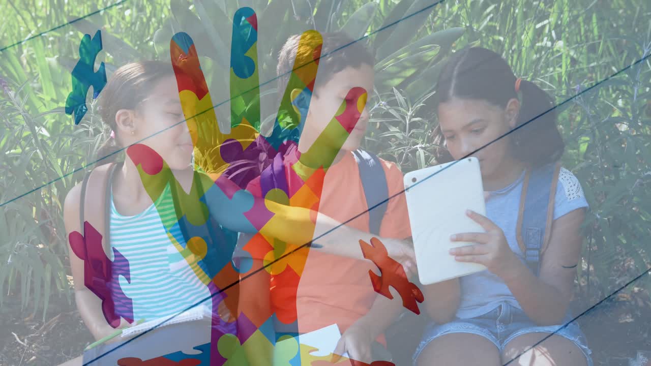 animación de piezas de rompecabezas coloridas entregadas por los escolares utilizando tabletas