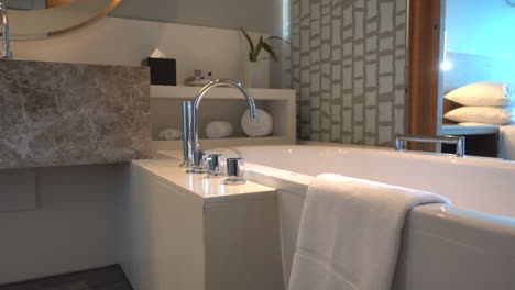 panning over moderne luxe badkamer