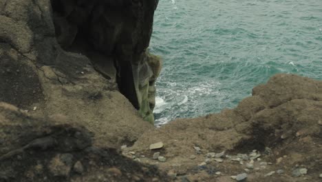 海浪撞擊冰島的一座懸崖