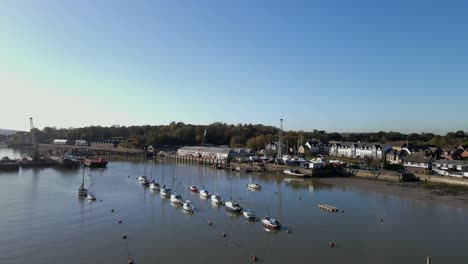 Yates-Amarrados-En-El-Río-Medway-Kent-Uk-Drone-4k-Material-De-Archivo