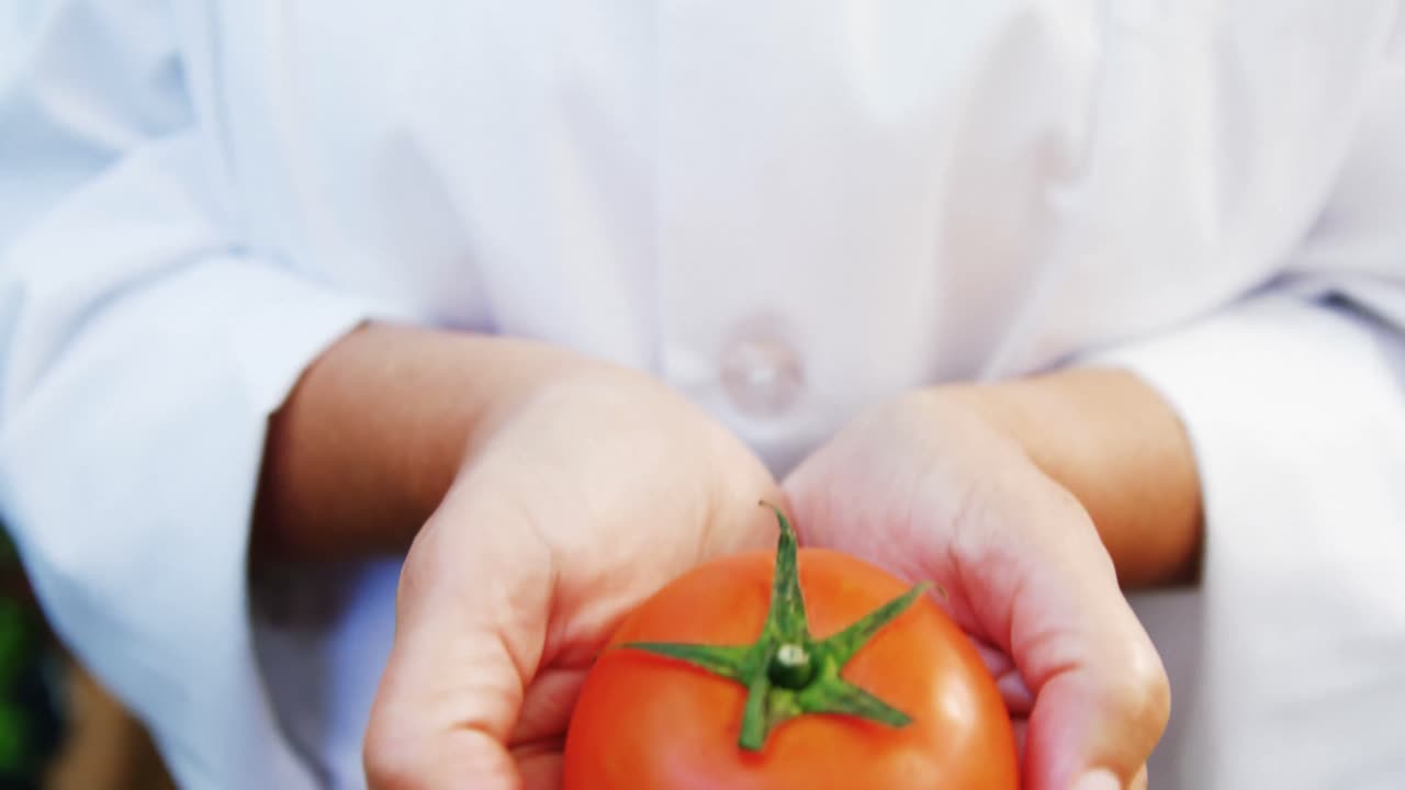 토마토 를 들고 있는 여성 과학자