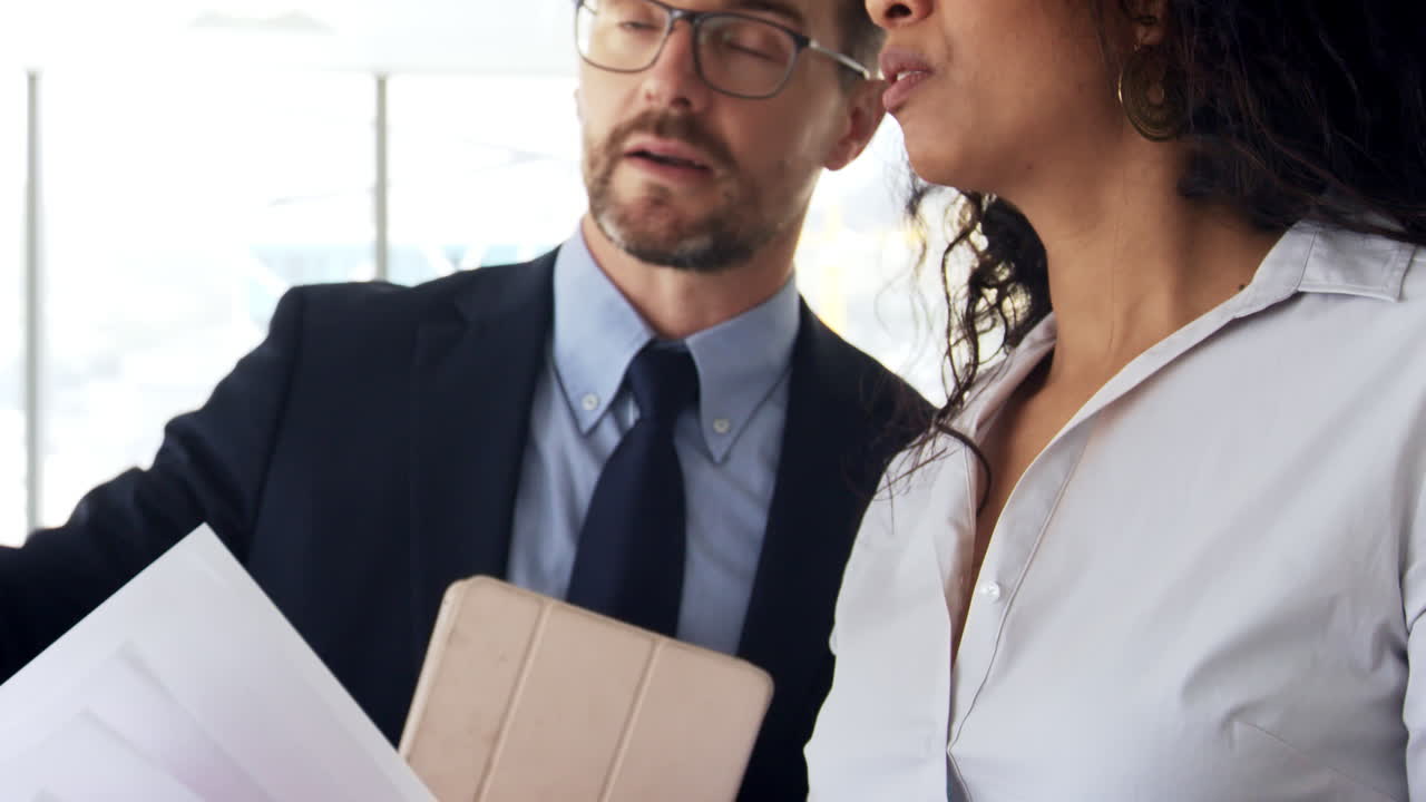 hombres de negocios se reúnen para ver los planes en una oficina vacía