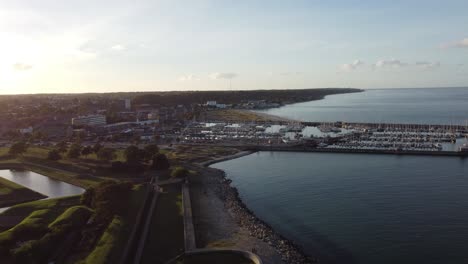 Vista-De-La-Playa-De-Kronborg,-Y-El-Puerto-De-Helsingor,-Dinamarca,-Se-Ve-Cerca