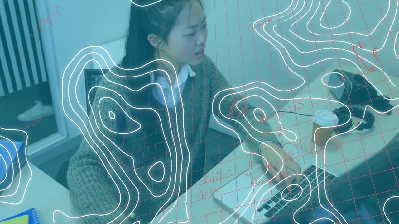 анимация математических формул над деловой женщиной с помощью компьютера