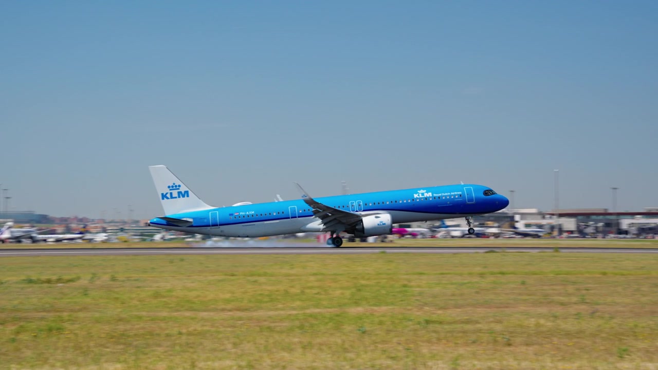 KLMの旅客機が空港の滑走路に着陸