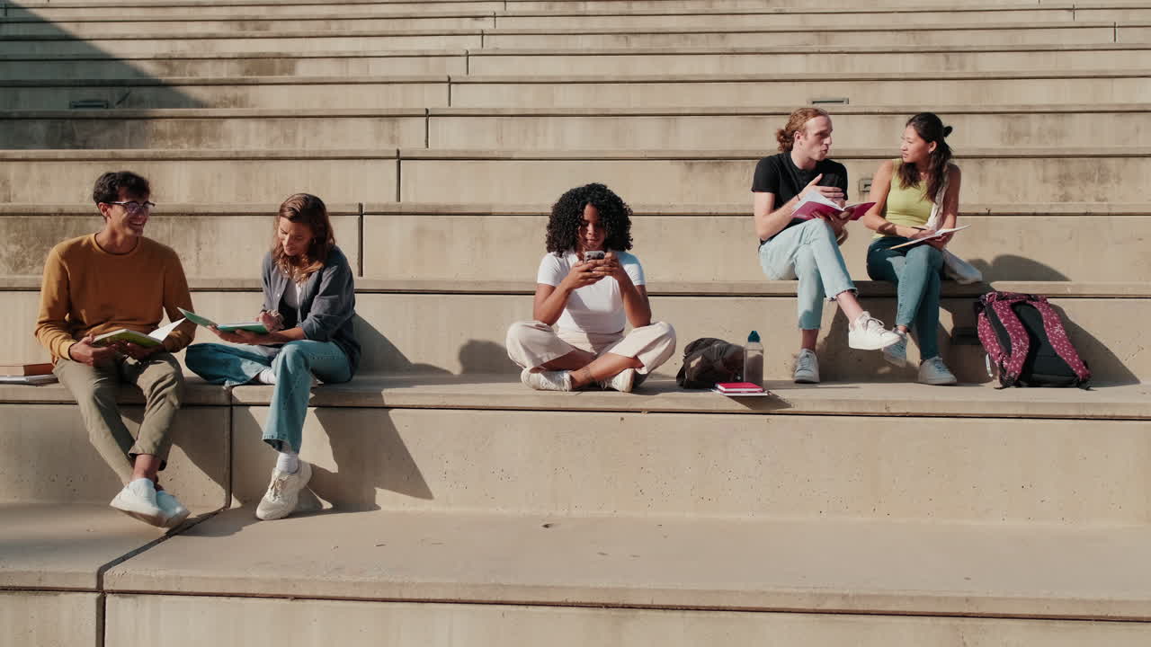 Studenter diskuterer studiene sine og forbereder seg til undervisningen