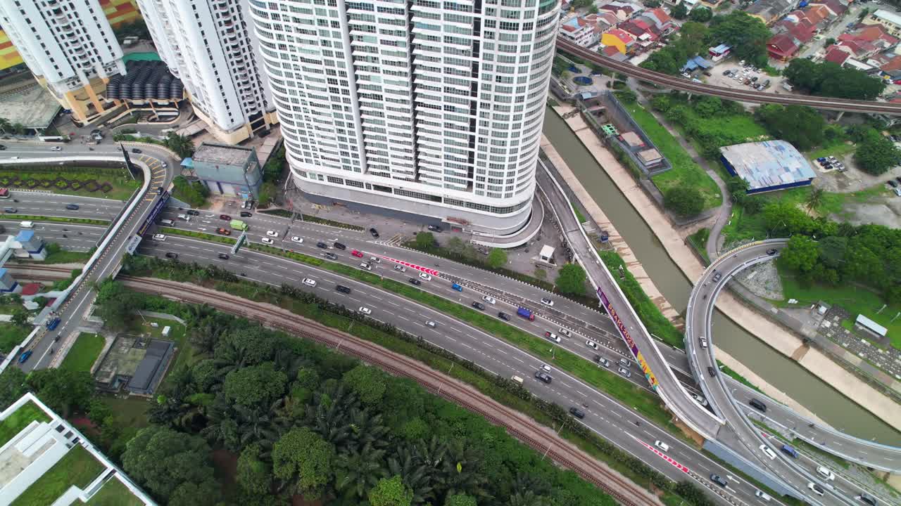 vista aérea de arriba hacia abajo del tráfico en la autopista 1 jalan kuching en la ciudad de kuala lumpur, malasia
