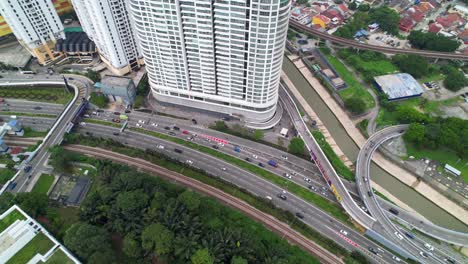 Vista-Aérea-De-Arriba-Hacia-Abajo-Del-Tráfico-En-La-Autopista-1-Jalan-Kuching-En-La-Ciudad-De-Kuala-Lumpur,-Malasia