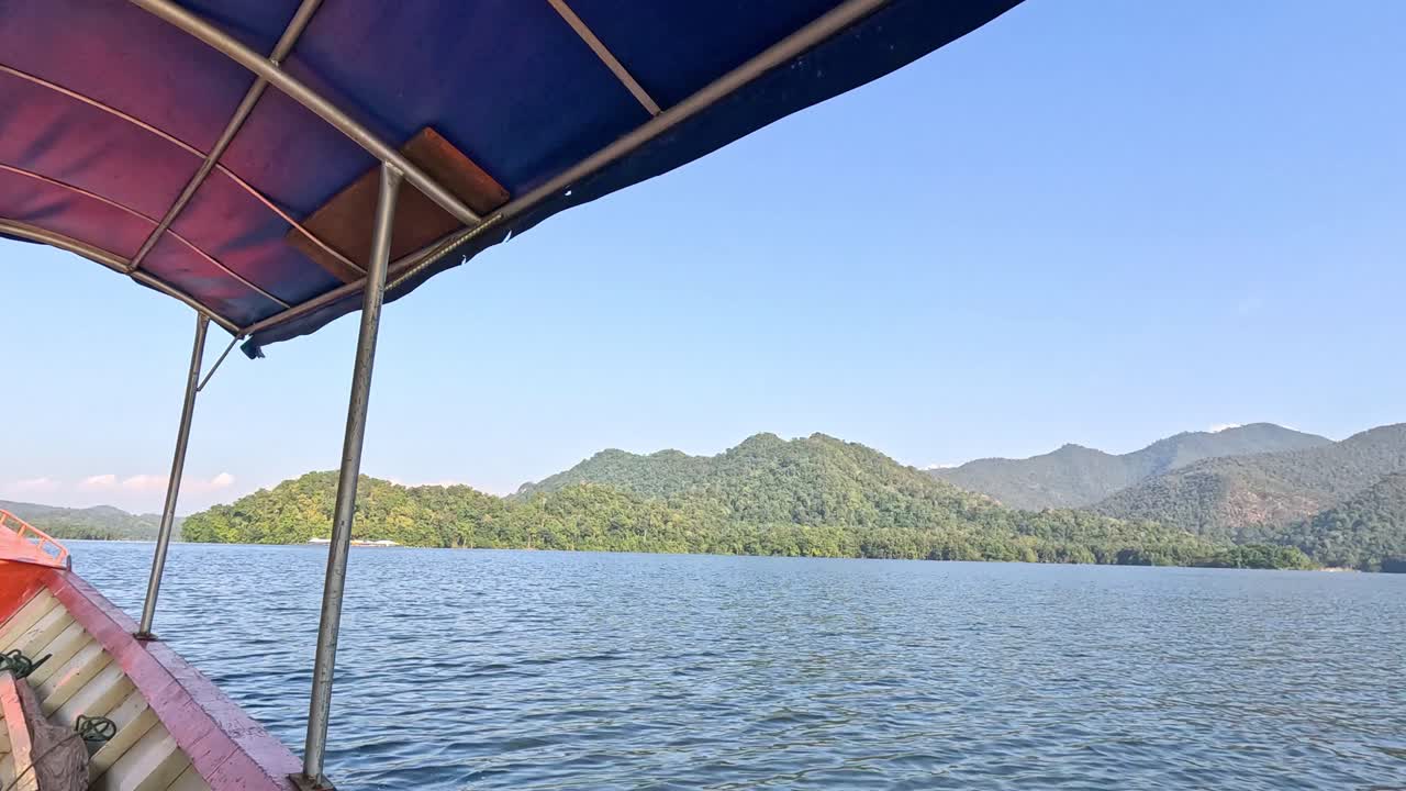 조용 한 산 호수 를 가로질러 보트 여행