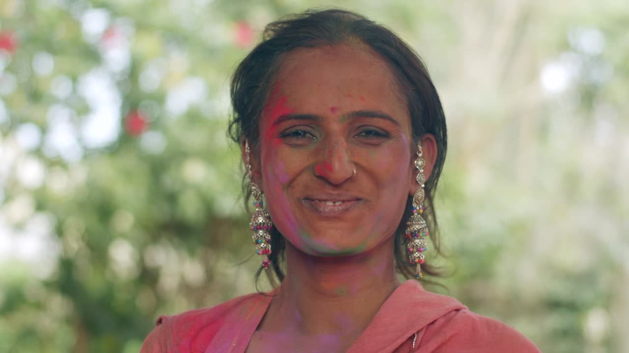 mujeres indias de primer plano de la cara manchada con colores brillantes de holi