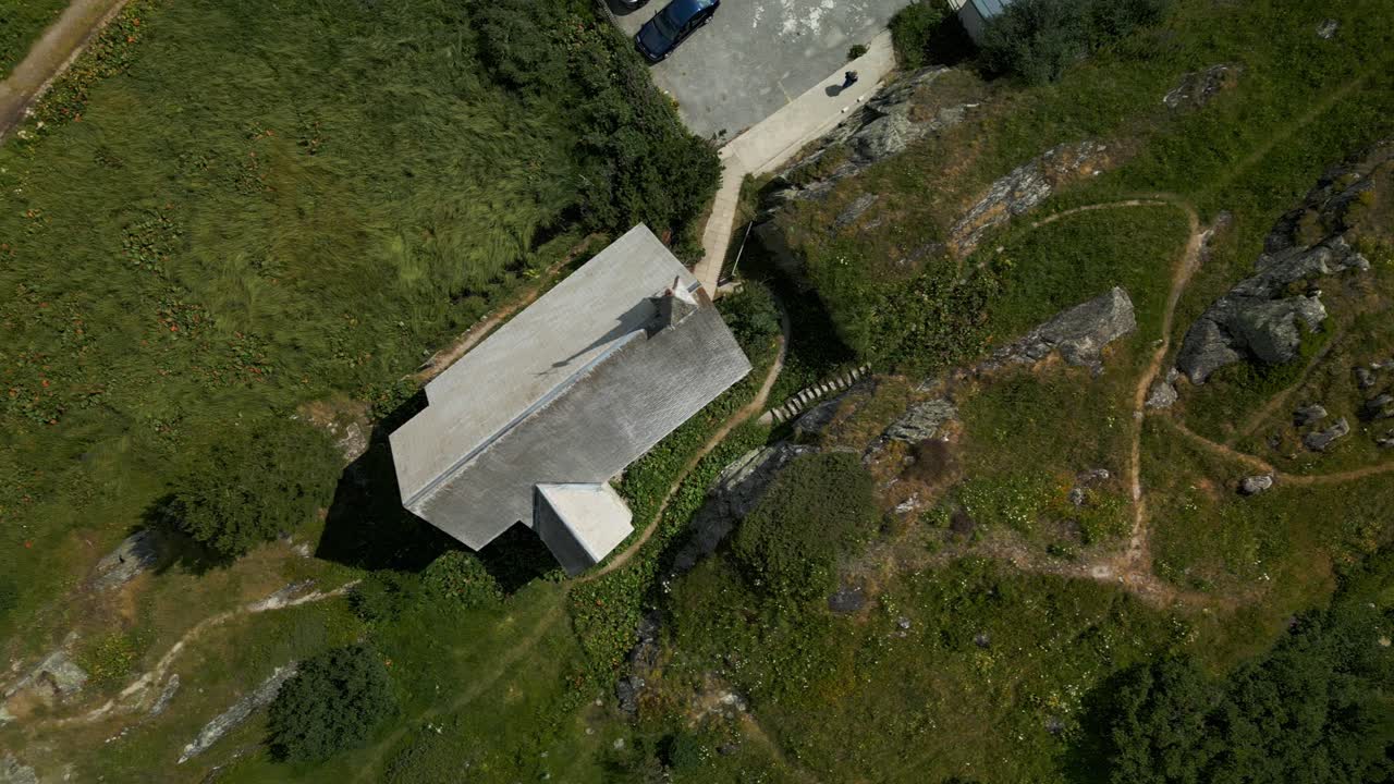 스위스 그림셀 패스 에 있는 강 에 인접 한 옛 역사적 교회 의 위상