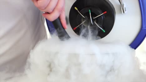 primer plano de cocineros con nitrógeno líquido en cámara lenta