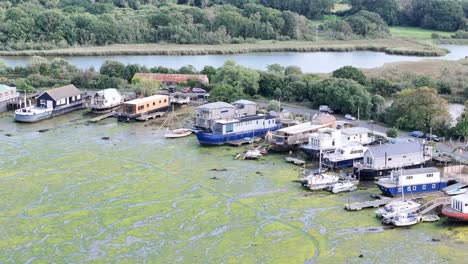 Hausboote-Bembridge-Village-Isle-Of-Wight-Großbritannien-Schwenkdrohne,-Antenne