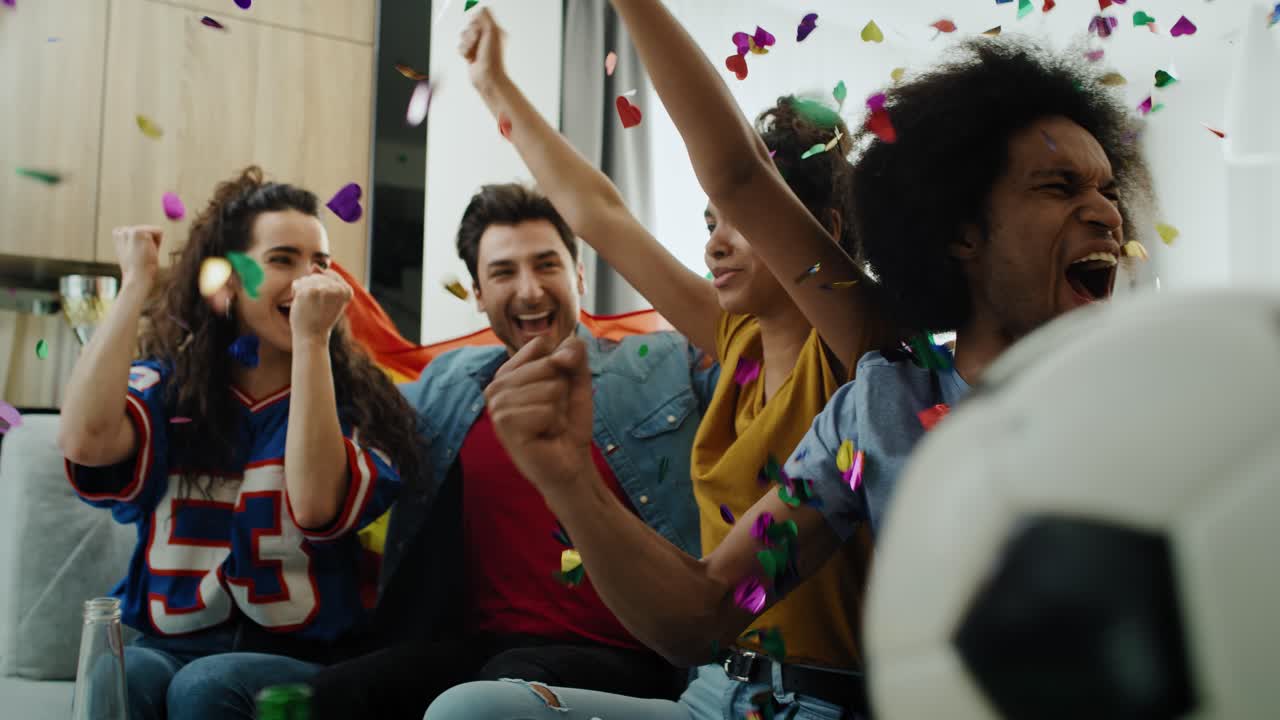 video de mano de emociones extremas durante la visión de la televisión