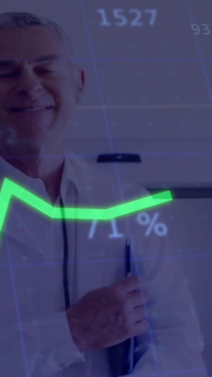 Video verticale: Medico anziano che sposta una cartella blu, esamina i risultati medici, con un grafico verde sovrapposto.