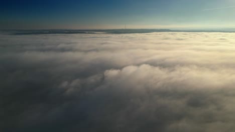 Religiöse-Drohnenszene-Aus-Der-Luft-über-Städtischen-Stadtgebieten,-Die-In-Morgennebel-Gehüllt-Sind