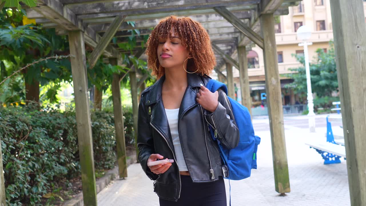 Woman with a leather jacket and a backpack
