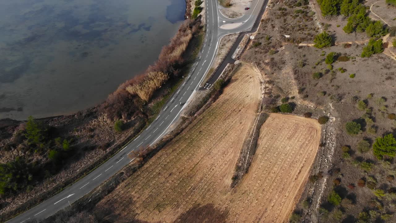 antena: intersección de carreteras en el campo francés con una bicicleta y muy poco tráfico durante el invierno