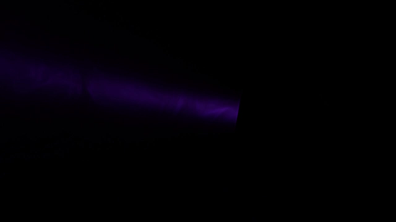 검은색 배경 에 다채로운  을 비추는 한 개의 검색 조명