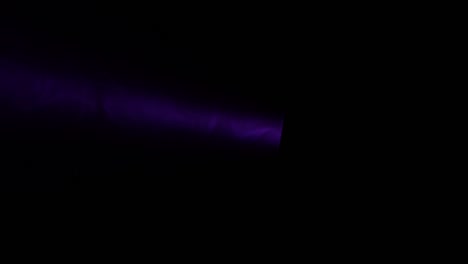 un reflector se vuelve en haces multicolores en un fondo negro