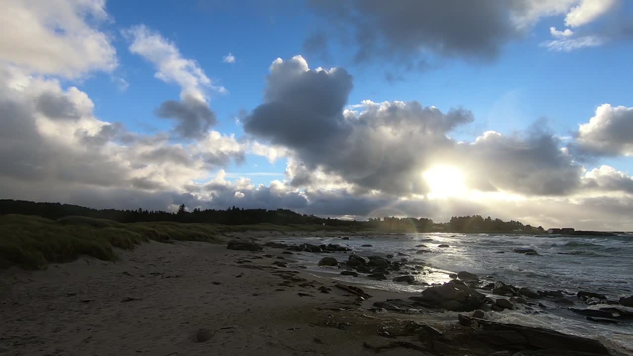 폭풍우 치는 오후 해변에서