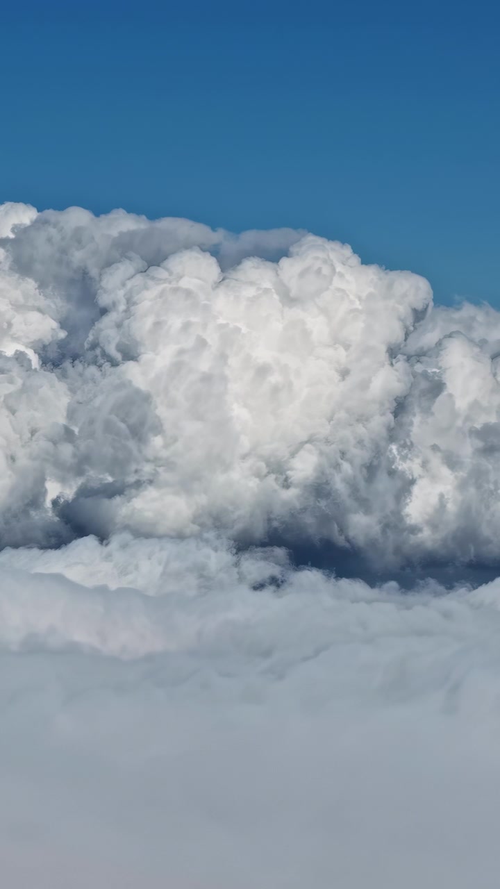 Libertà pacifica, vaste nuvole oniriche, alte altitudini, cieli blu, viste idilliache, ripresa aerea verticale.