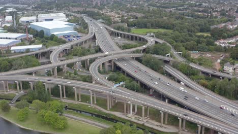 drohnenschuss fliegt über spaghetti junction 02