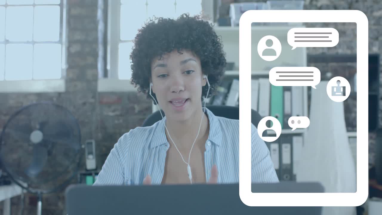 animación de chat digital sobre mujer de negocios biracial usando portátil en la oficina