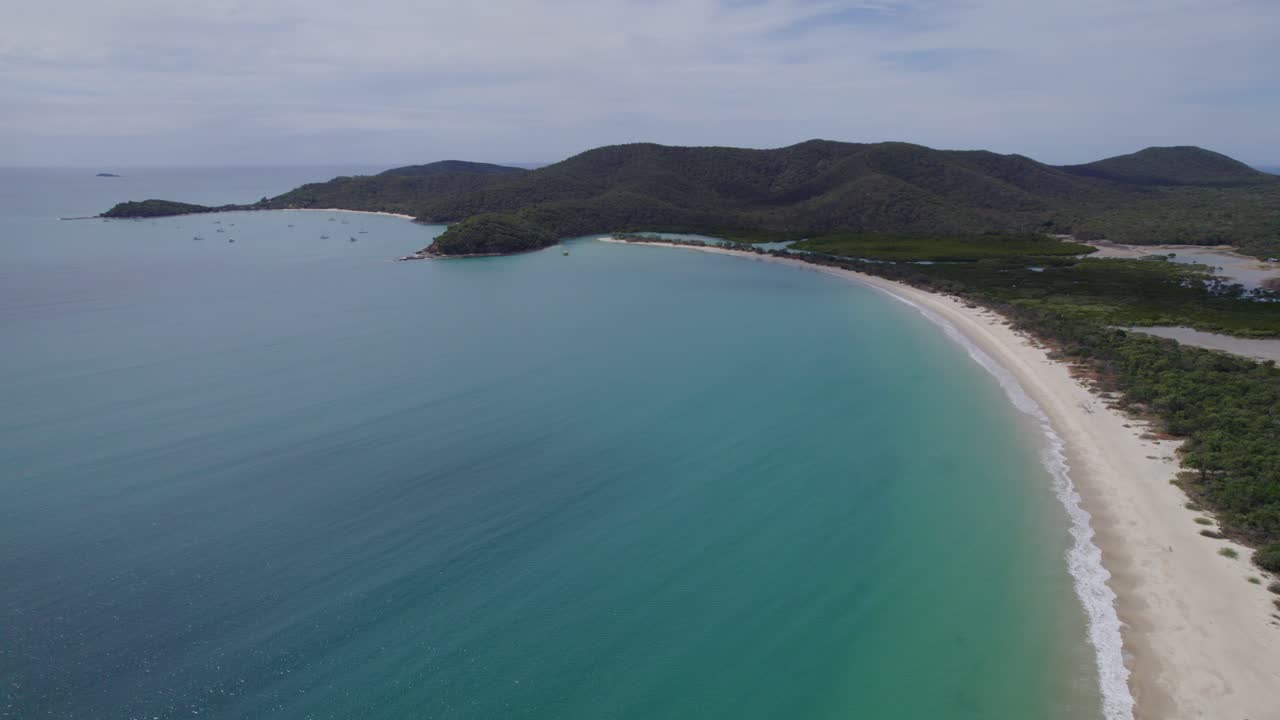 gran isla keppel con olas tranquilas golpeando la costa de la playa en qld, australia
