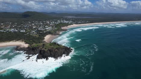 Norries-Headland-Y-Cabarita-Beach-En-Verano,-Nueva-Gales-Del-Sur,-Australia---Toma-Aérea-Con-Drones