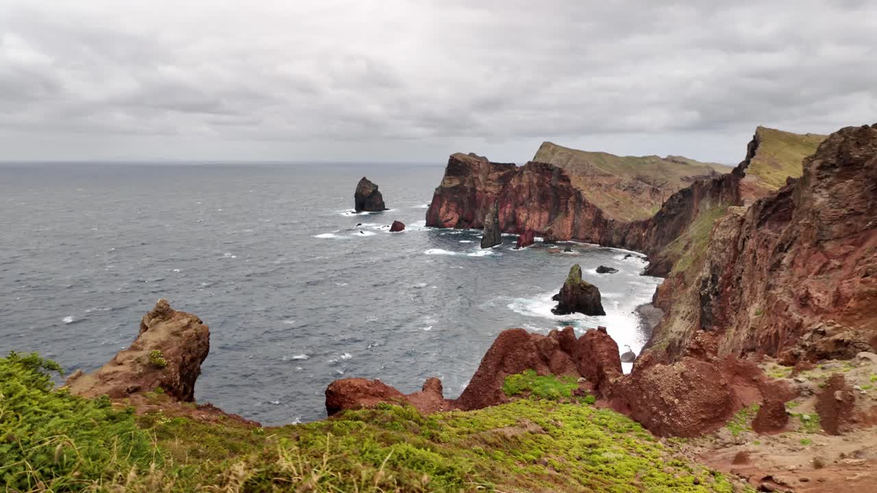 마데라 섬의 ponta de são lourenço에서 풍경적인 바위 해안선, 느린 동작