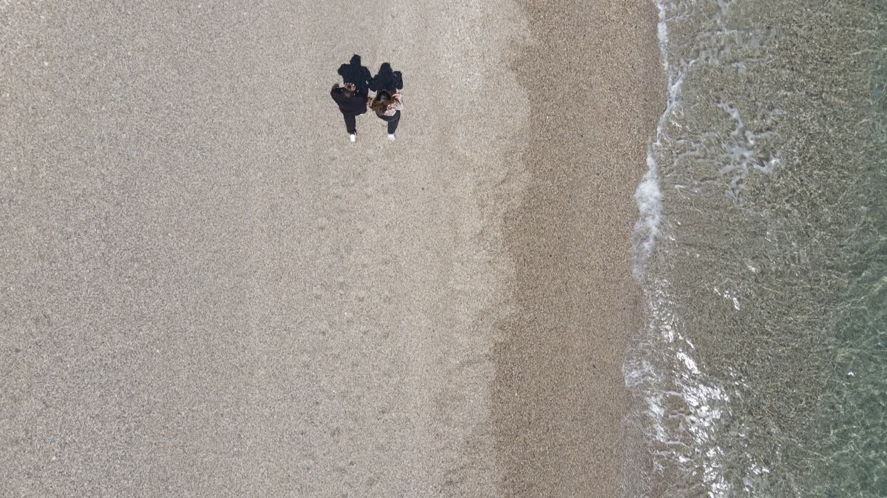 손을 잡고 해변을  ⁇ 고 있는 커플