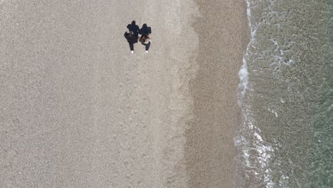 Pareja-Tomados-De-La-Mano-Caminando-Playa